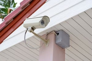 Ưu tiên lựa chọn lắp camera giám sát ngoài trời ở trên cao để tránh các hành vi cố ý phá hoại