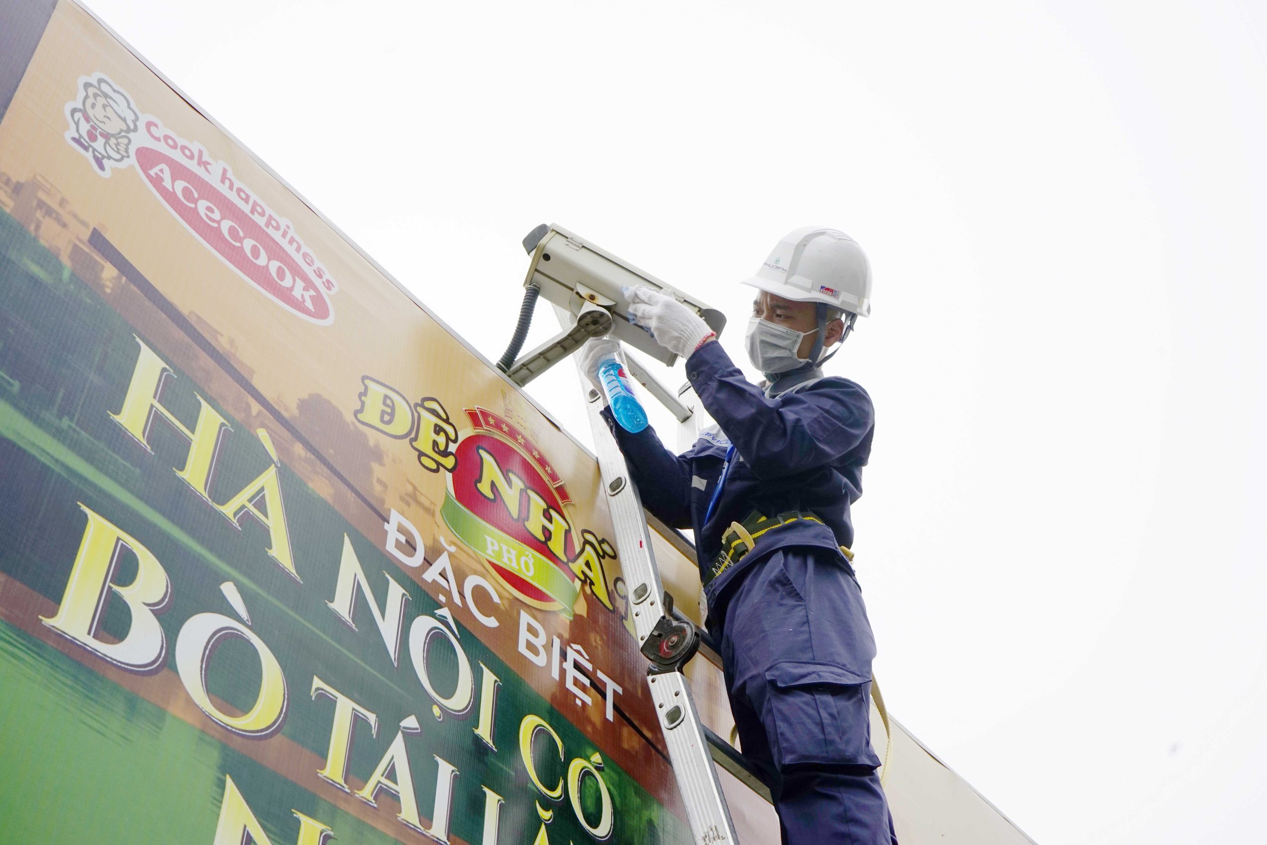 Kĩ năng của nhân viên là một trong các yếu tố đánh giá nhà thầu điện nhẹ uy tín