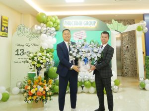 Đại diện CBNV tặng hoa và quà nhân kỷ niệm 13 năm thành lập