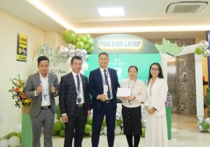 Ban lãnh đạo trao những phần quà ủng hộ cho Quỹ PHUCBINH DONATION