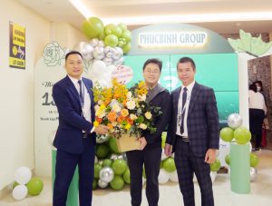 Đại diện hãng đến thăm và tặng quà BLĐ PHUCBINH GROUP