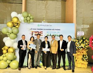 Đại diện Ban lãnh đạo PHUCBINH GROUP chụp ảnh cùng khách mời