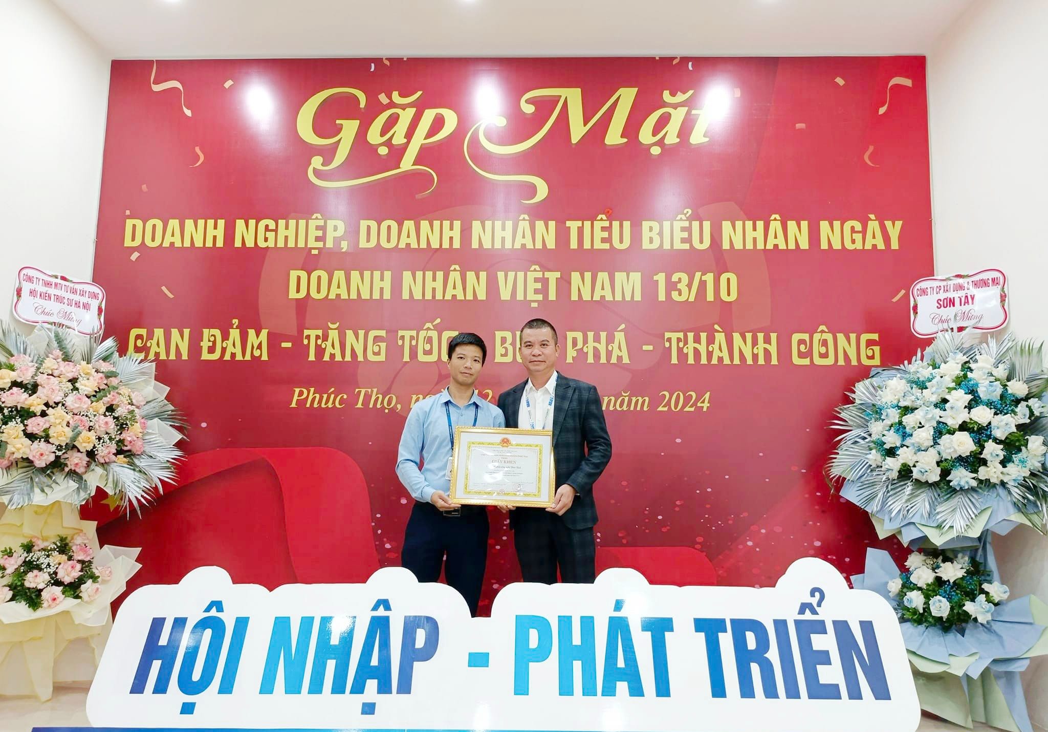 Đại diện Ban Giám đốc PHUCBINH GROUP nhận giấy khen