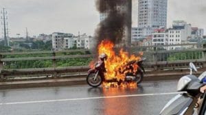 Khuyến cáo PCCC xe máy, ô tô từ công an TP Hà Nội 5 Bình tĩnh xử lý tình huống cháy xe máy