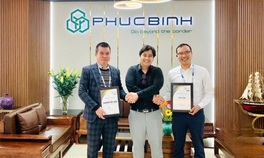 Đại diện EnGenius trao chứng nhận cho Phúc Bình