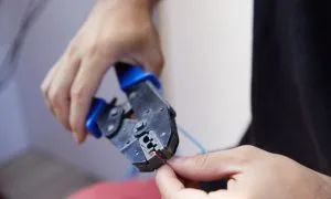 Các dụng cụ hỗ trợ bấm dây mạng nhanh và chuẩn 7 Dao/Kéo hoặc kìm có phần lưỡi cắt