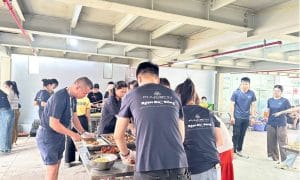Trạm yêu thương 02 - Phát cơm từ thiện tháng 6 2 Thành viên Ngọn Hải Đăng chế biến món ăn