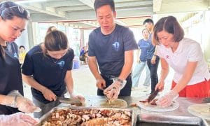 Trạm yêu thương 02 – Bữa cơm 0 đồng tại Bệnh viện Nhi tháng 5 2 Thành viên Ngọn Hải Đăng chuẩn bị những suất cơm cho bệnh nhân và người nhà