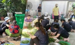 Trạm yêu thương số 3 - Phát cơm từ thiện tháng 6 2 Tình nguyên viên Ngọn Hải Đăng khẩn trương làm việc để chuẩn bị kịp bữa trưa