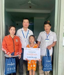 Hồ sơ tài trợ số 27 – bé Nguyễn Ngọc Quyền 3 Quỹ PhucBinh Donation đến hỏi thăm và trao quà cho bé