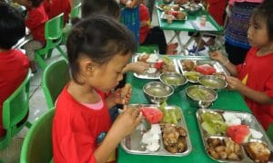 Trạm yêu thương số 4 - Dự án đặc biệt tại điểm trường Tả Xáy 5 Đoàn thiện nguyện chuẩn bị những bữa cơm no cho các em