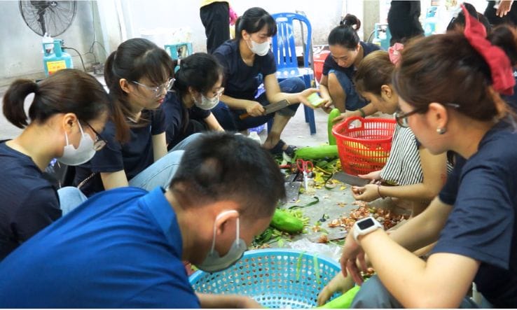Love Station No.05: Free meals at the Vietnam National Children’s hospital in July 6 Our sincere gratitude goes to the dedicated volunteers from Lighthouse and Golden Lotus Charity for their tireless efforts