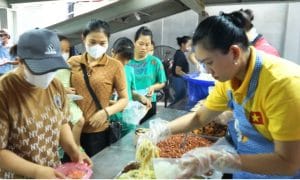 Trạm yêu thương số 5 – Phát cơm từ thiện 0 đồng 2 Mỗi suất cơm đều đong đầy yêu thương và tinh thần sẻ chia