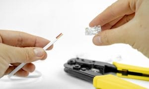 3 bước bấm dây mạng nhanh & chuẩn, không cần kìm 7 Luồn sợi dây mạng vào hạt mạng RJ45