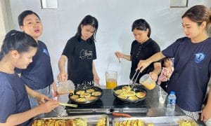 Cho đi là còn mãi cùng Trạm yêu thương số 6 2 Các thành viên dự án Ngọn Hải Đăng cùng chuẩn bị bữa ăn với yêu thương đong đầy