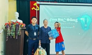Trạm yêu thương số 7: Tri ân quê hương Bắc Võng Ngoại thân thương 2 Ngọn Hải Đăng gửi tặng những món quà thiết thực tới các gia đình có hoàn cảnh khó khăn