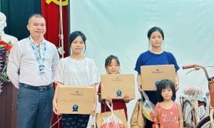 Trạm yêu thương số 7: Tri ân quê hương Bắc Võng Ngoại thân thương 5 Ngọn Hải Đăng gửi những phần quà thiết thực tới CBNV có hoàn cảnh khó khăn