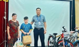 Trạm yêu thương số 7: Tri ân quê hương Bắc Võng Ngoại thân thương 6 Ngọn Hải Đăng gửi những phần quà thiết thực tới CBNV có hoàn cảnh khó khăn