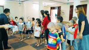 Trạm yêu thương số 8 - Gieo mầm yêu thương tại chùa Quang Phúc 2 Các em cùng tham gia các hoạt động trong chương trình
