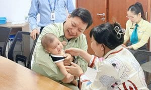 Hồ sơ tài trợ số 28 - Bé Nguyễn Đặng Hải Đăng 4 Đại diện tổng thầu Kinden cùng Phúc Bình vào thăm bé Hải Đăng trước ca phẫu thuật