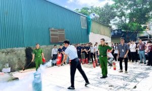 Phucbinh Group tổ chức tập huấn kỹ năng PCCC & CNCH 8 CBNV học cách sử dụng bình chữa cháy đúng quy định