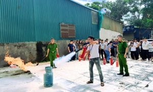 Phucbinh Group tổ chức tập huấn kỹ năng PCCC & CNCH 9 CBNV học cách sử dụng bình chữa cháy đúng quy định