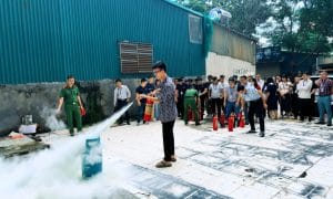 Phucbinh Group tổ chức tập huấn kỹ năng PCCC & CNCH 10 CBNV học cách sử dụng bình chữa cháy đúng quy định