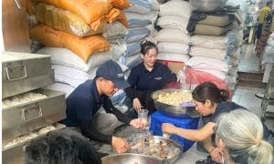 Trạm yêu thương số 10: Phát cơm từ thiện tại bệnh viện Nhi đồng 1 – TP. Hồ Chí Minh 3 Các thành viên Ngọn Hải Đăng cùng bếp Chơn Tâm chuẩn bị các suất cơm ấm nóng