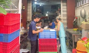 Trạm yêu thương số 10: Phát cơm từ thiện tại bệnh viện Nhi đồng 1 – TP. Hồ Chí Minh 2 Các thành viên Ngọn Hải Đăng cùng bếp Chơn Tâm chuẩn bị các suất cơm ấm nóng