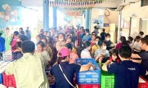 Trạm yêu thương số 10: Phát cơm từ thiện tại bệnh viện Nhi đồng 1 – TP. Hồ Chí Minh 1 Ngọn Hải Đăng thực hiện trạm yêu thương số 10 tại Bệnh viện Nhi đồng 1 - TP. HCM