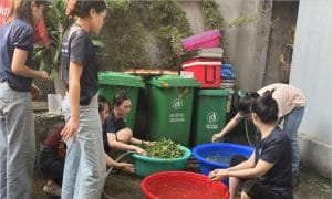 Trạm yêu thương số 9: Viết tiếp giấc mơ tại bệnh viện Nhi Trung ương 3 Thành viên Ngọn Hải Đăng đang chuẩn bị các suất cơm ấm nóng