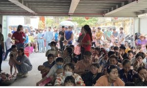 Trạm yêu thương số 9: Viết tiếp giấc mơ tại bệnh viện Nhi Trung ương 5 Những người nhà bệnh nhân xếp hàng ngay ngắn