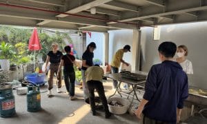 Trạm yêu thương số 9: Viết tiếp giấc mơ tại bệnh viện Nhi Trung ương 2 Thành viên Ngọn Hải Đăng đang chuẩn bị các suất cơm ấm nóng