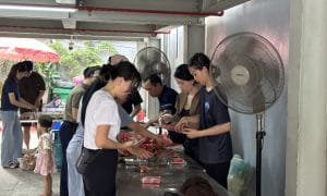 Trạm yêu thương số 9: Viết tiếp giấc mơ tại bệnh viện Nhi Trung ương 4 Thành viên Ngọn Hải Đăng đang chuẩn bị các suất cơm ấm nóng