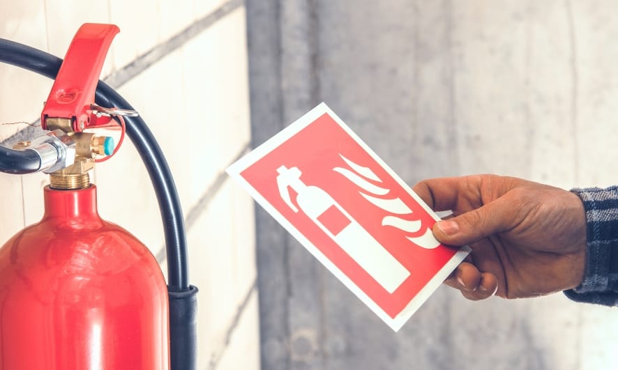 Kiểm tra các thiết bị chữa cháy thiết yếu khi đánh giá an toàn PCCC chung cư, nhà trọ