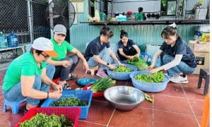 Trạm yêu thương số 11: Phát cơm từ thiện tại Bệnh viện Sản – Nhi Đà Nẵng 2 Thành viên Ngọn Hải Đăng cùng chuẩn bị các suất ăn đầy đủ dinh dưỡng và vệ sinh