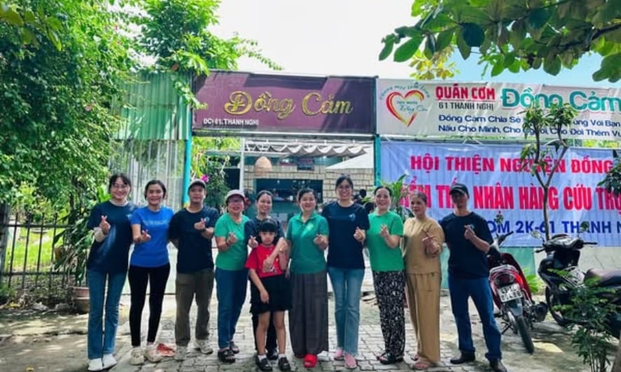 Trạm yêu thương số 11: Phát cơm từ thiện tại Bệnh viện Sản – Nhi Đà Nẵng 6 Ngọn Hải Đăng đã cùng Bếp Đồng Cảm làm nên trạm yêu thương số 11 tại Đà Nẵng