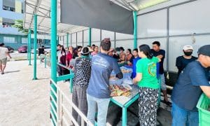 Trạm yêu thương số 11: Phát cơm từ thiện tại Bệnh viện Sản – Nhi Đà Nẵng 3 Từng suất ăn được trao gửi tận tay người nhận
