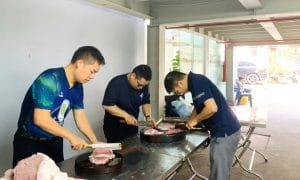 Trạm yêu thương số 12: Phát cơm từ thiện tại Bệnh viện Nhi tháng 10 2 Thành viên Ngọn Hải Đăng cùng chuẩn bị các suất cơm