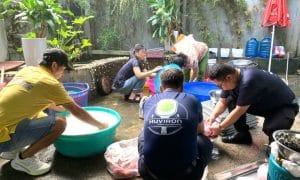 Trạm yêu thương số 12: Phát cơm từ thiện tại Bệnh viện Nhi tháng 10 4 Thành viên Ngọn Hải Đăng cùng chuẩn bị các suất cơm