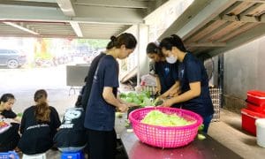 Trạm yêu thương số 12: Phát cơm từ thiện tại Bệnh viện Nhi tháng 10 3 Thành viên Ngọn Hải Đăng cùng chuẩn bị các suất cơm