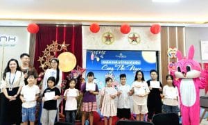 Vui hội trung thu tại Phucbinh Group: Khám phá vũ trụ kỳ diệu cùng Thỏ ngọc 11 Đại diện công đoàn tặng quà cho các cháu có thành tích xuất sắc trong học tập