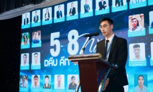 Đại diện cán bộ nhân viên gắn bó 5 - 8 năm phát biểu tại sự kiện