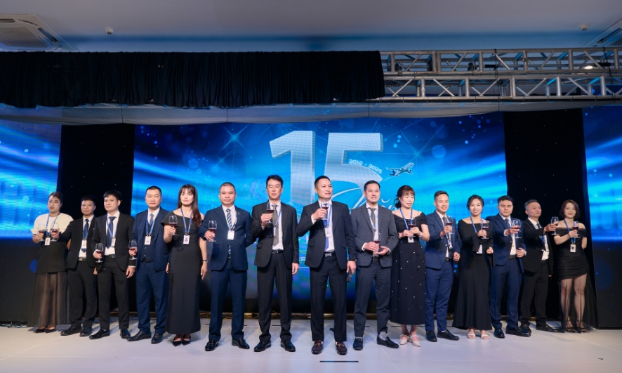 Ban lãnh đạo Phucbinh Group nâng ly chúc mừng 15 năm thành lập