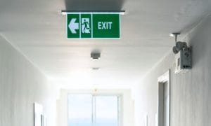 Hướng dẫn thoát hiểm khi cháy chung cư – 5 sai lầm cần tránh 9 Không đi thang máy, di chuyển thang bộ theo biển hướng dẫn EXIT