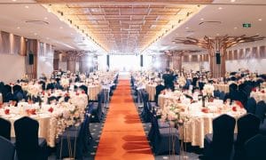 Các bàn tiệc được trang trí tinh tế