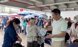 Trạm yêu thương số 14: Phát cơm từ thiện tại Bệnh viện Nhi tháng 11 5 Từng suất cơm được trao gửi tận tay bệnh nhân nhi và người nhà