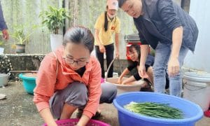 Trạm yêu thương số 14: Phát cơm từ thiện tại Bệnh viện Nhi tháng 11 2 Thành viên Ngọn Hải Đăng cùng chuẩn bị những suất ăn dinh dưỡng