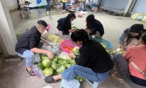 Trạm yêu thương số 14: Phát cơm từ thiện tại Bệnh viện Nhi tháng 11 3 Thành viên Ngọn Hải Đăng cùng chuẩn bị những suất ăn dinh dưỡng