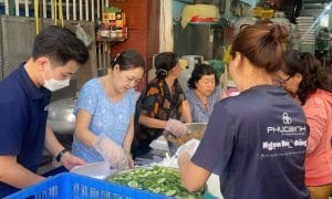 Các thành viên Ngọn Hải Đăng cùng Bếp từ thiện Chơn Tâm chuẩn bị các suất cơm, cháo